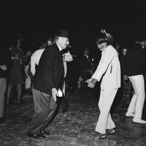 awesomepeoplehangingouttogether:Groucho Marx (70) and Diana Ross (22), 1966