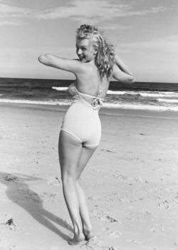 audreyandmarilyn:  Marilyn Monroe photographed by Andre De Dienes, 1949. 