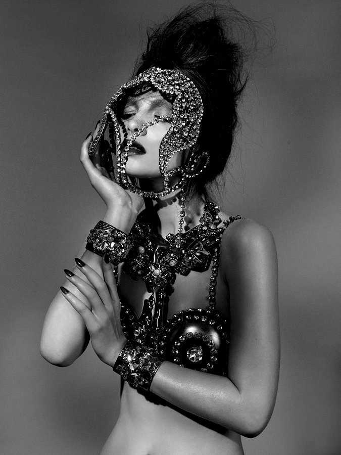 black-and-white-beauty:  alexi  ASUDEM | Facebook  