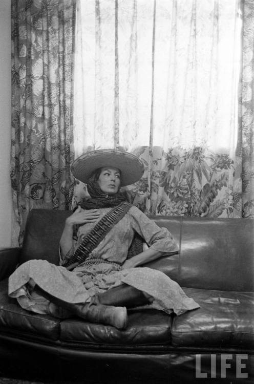 jepalicious:  Imágenes inéditas de María Félix en sesión fotográfica, tomadas en los estudios Churubusco para Life en Español, 1963. 