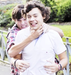 inpayne:  Louis being affectionate with Harry  