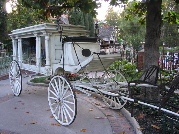 attic-bride:  stephanie-is-pretty:  welcome to my house =3  Tomb sweet tomb! 
