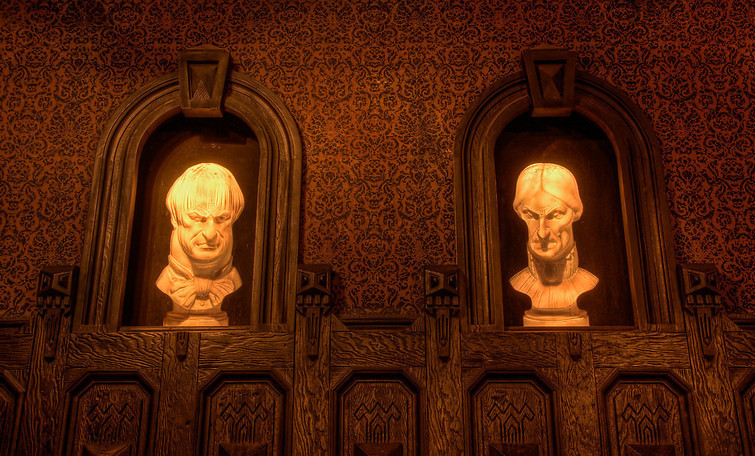 attic-bride:  stephanie-is-pretty:  welcome to my house =3  Tomb sweet tomb! 