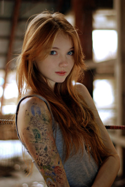 deliciafeminina:  Ruiva linda tatuada 