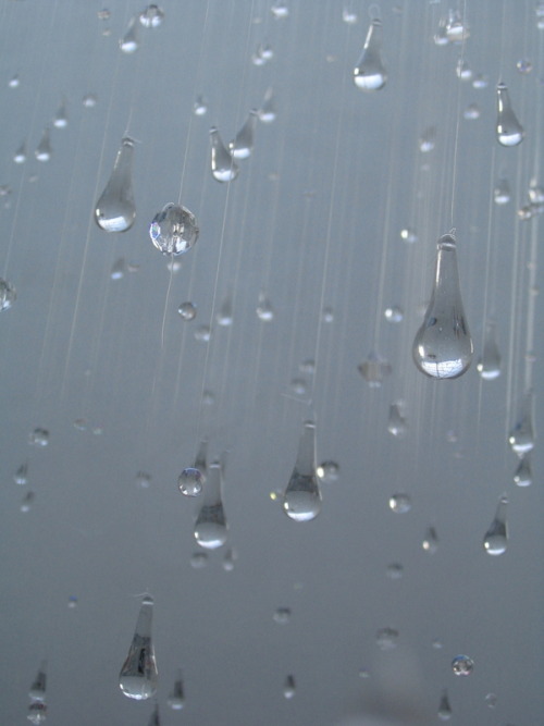 jumpingjacktrash: myampgoesto11: Stacee Kalmanovsky: Rain. Installation, 2005 this is absolutely cha