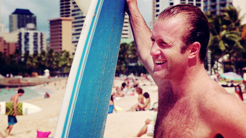 Shirtless Scott Caan, surfing in Hawaii.  