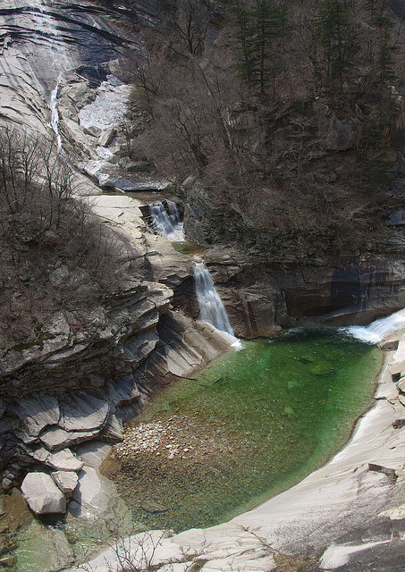 Waterfall in Kumgangsan Mountains, North Korea (by Eric Lafforgue).