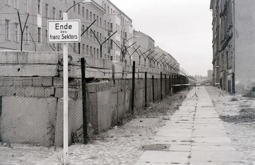 ichliebedichberlin:  Berlin Wall, probably at Boyenstrasse, 27 August 1962 by allhails on Flickr. Via Flickr: I took this shot immediately after the ones at Chausseestrasse checkpoint. From maps I have showing the position of the border, I believe that