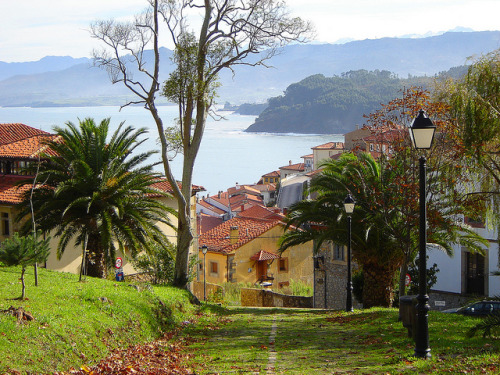 Beautiful village of Lastres in Asturias, Spain (by Rocio (larroci)).
