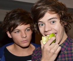 inbetweenersdancego1d:  Lou wants to be that apple ;) 