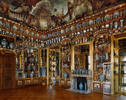 a-l-ancien-regime:The “Porcelain Chamber” in Charlottenburg Palace, Berlin, completed in 1706. The g