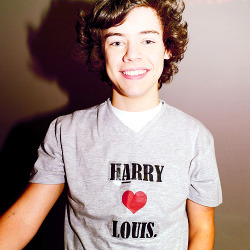 livelifeloving-larry:  i had a dream once that Harry gave me this t-shirt. It was a good dream. 