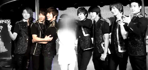 manzini:  soohoon posing for their prom photo ヽ(*・ω・)ﾉ✰ 