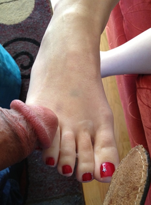 hotwiferandy: cum on Daisy’s toes