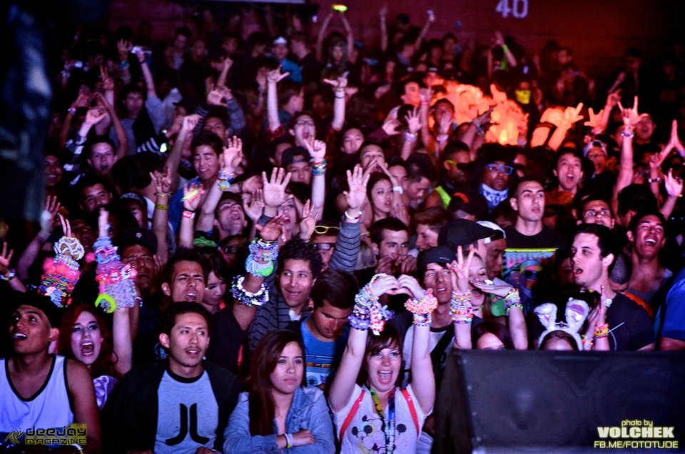 trancegasm:  I think I see Debbie &amp; Ashley in this pic…   You doooo. lulllz.