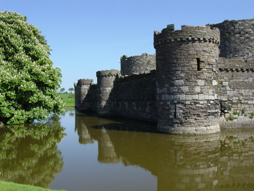 mediumaevum:Beaumaris Castle, located in the town of the same name on the Isle of Anglesey in Wales,