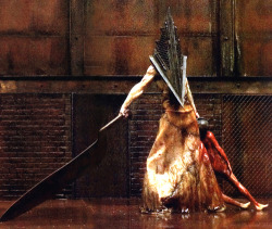 lifeis-a-fuckinglie:  Pyramid head! \m/ 