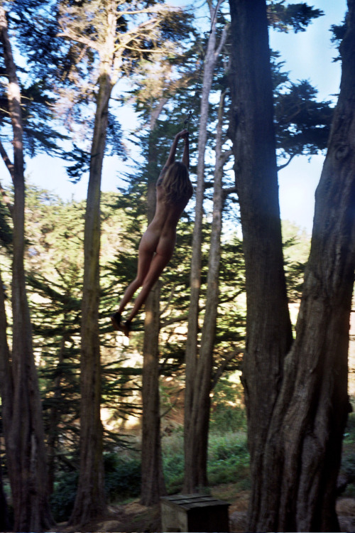 dothingsnaked:  Zip line naked!
