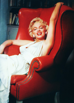 vintagegal:  Marilyn Monroe on the set of The Seven Year Itch (1955) 