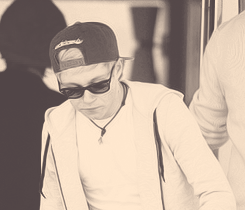 officiallyniall:  THE FUCKING SNAP BACK AND RAY BANS 
