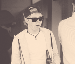 officiallyniall:  THE FUCKING SNAP BACK AND RAY BANS 