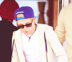 officiallyniall:  THE FUCKING SNAP BACK AND RAY BANS 