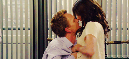 Отношения gif. Жестокий поцелуй. Страстные поцелуи в лифте. Поцелуй gif. Муж целуется с любовником