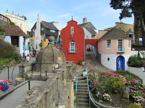 The popular tourist village of Portmeirion in Gwynedd, North Wales (by I like).