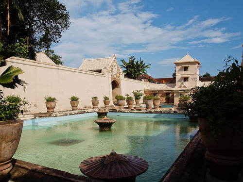 Taman Sari water palace in Yogyakarta, Indonesia (by timoguic).