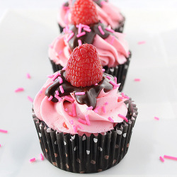 gastrogirl:  chocolate cupcakes with raspberry swiss meringue buttercream and chocolate ganache. 