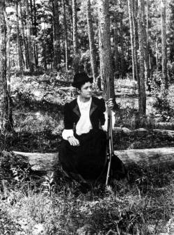 legrandcirque:  Portrait of an unidentified huntress, Tallahassee, Florida, 1880-1899. Source: Florida Memory 