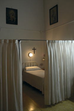 gloriaphoto:  Cloistered convent, Madrid 2006 © Gloria Rodríguez