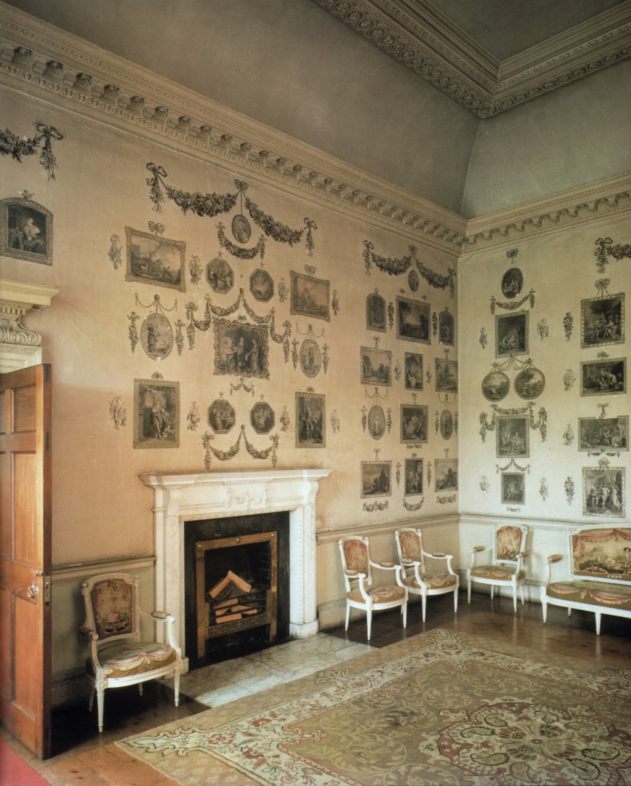 a-l-ancien-regime:  A fascinating room, although odd by today’s standards, is the