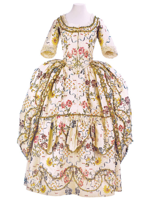 fripperiesandfobs:Robe a la polonaise ca. 1776-80From the Museo de la Moda
