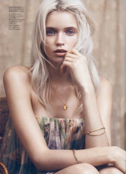 modafotograf:  Vogue ChinaMay 2012Photographer: Lachlan BaileyModel: Abbey Lee KershawStylist: Clare Richardson 