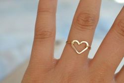 loveisallthingsmaroon:  daw-n:  wantttttt  I want this as a promise ring from a guy. I think this is the most adorable thing ever.