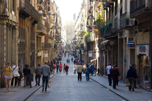 Barri Gòthic är en medeltida stadsdel i Barcelona som löper utmed den östra delen av Ramblan. Här hittar man ett myller av gator och massor av butiker att utforska. Man behöver ingen plan när man strosar runt här, det dyker upp mysiga små torg och...