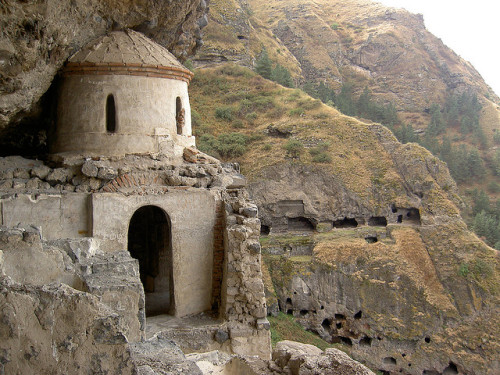 The cave monastery of Vanis Kvabebi, near Aspindza, Georgia (by SEREC).