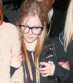 bellefrenches-blog:  11-04-‘12: Avril spotted with friends, while having a ‘Girls