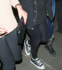 bellefrenches-blog:  11-04-‘12: Avril spotted with friends, while having a ‘Girls