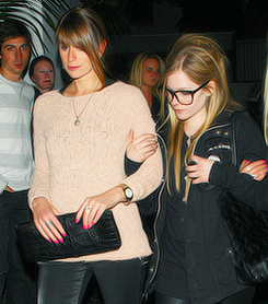 bellefrenches-blog:  11-04-‘12: Avril spotted with friends, while having a ‘Girls