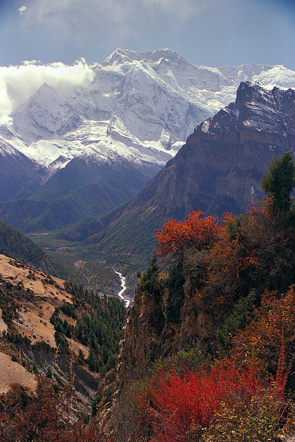 Looking back down the Marsyangdi River Valley, Himalayas, Nepal (by acastellano).