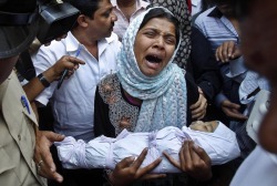 chelebelleslair:  Reshma Banu cried as she held the dead body of her 3-month-old daughter, Neha Afreen, outside a hospital morgue in Bangalore, India on Wednesday April 11, 2012. The baby was admitted to a hospital after being battered, allegedly by her