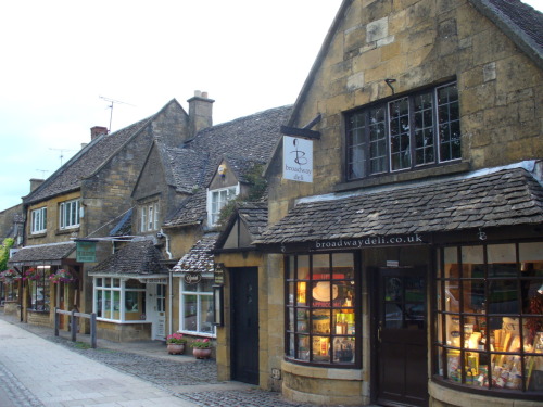 welcometothecotswolds: Broadway high street 