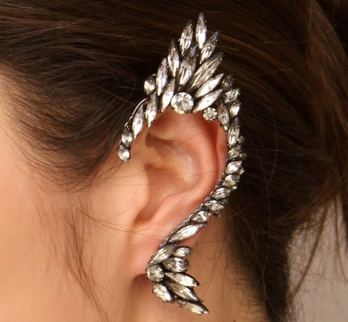 whatwouldkhaleesiwear:  What Would Khaleesi Wear?Studded Ear Cuff submitted by randombb