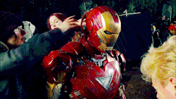 nomedarisa:  On the set of The Avengers (x)  quiero una armadura conmo esa