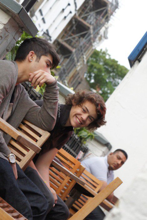 itsgottabecurls:  brb-nandoswith1d:  the guy in the back.    The guy in the back