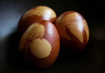 t92marihoene:  mediumaevum:  I wanted to share with you our Serbian traditional way of dying Easter eggs - no artificial colors or dyes needed. Put any leaves you like on the surface of the egg and carefully place them in a stocking. Boil these eggs