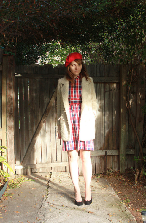 Meg of don juan’s reckless daughter looks perfectly Parisian-chic in her little red beret!