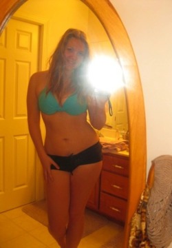 curveappeal:  hi im mary :) im five ten, 175 pounds, size 11/13 http://itsmybirthdaymonthsofuckyou.tumblr.com/ :)